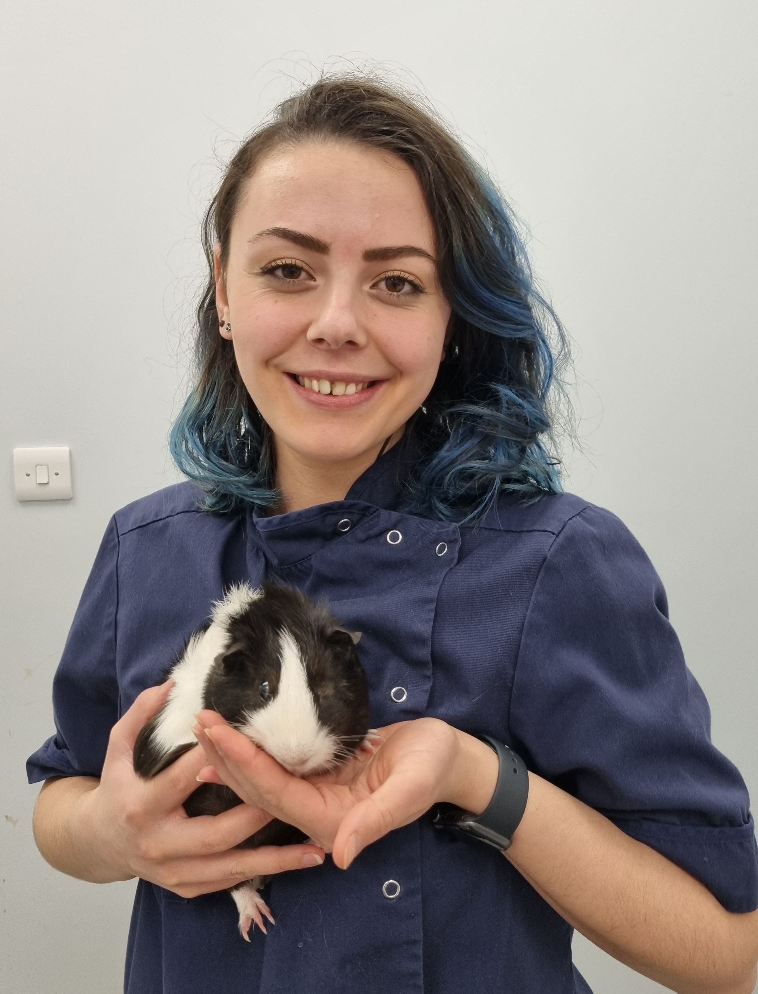 Tugce with guinea pig (1)